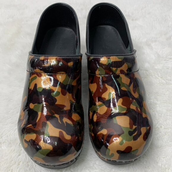 Sanita Women's Green Brown Camo Army Patent Leather Glossy Clogs Size 40 - Picture 1 of 16